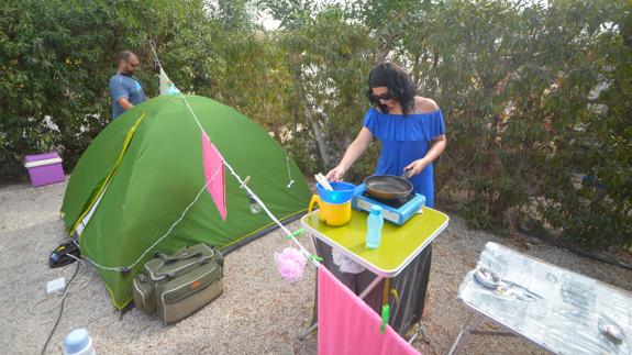 Unos jóvenes en el campin Villas Caravaning.