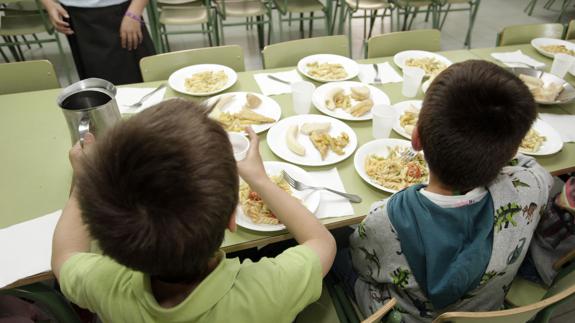 Dos niños en un comedor escolar.