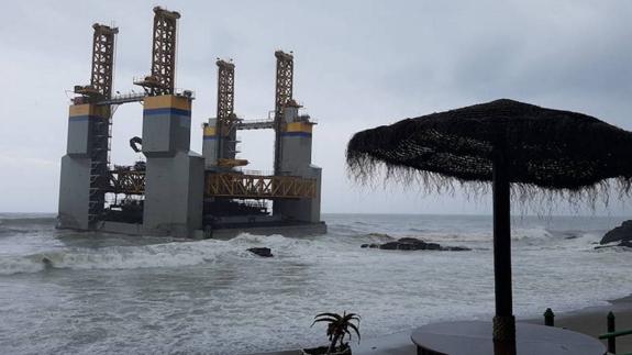 Encalla la plataforma aparecida a la deriva en Benalmádena. 