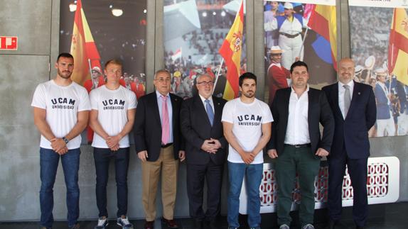 Miembros de la Universidad Católica y del COE durante la presentación.