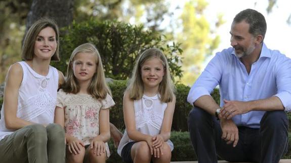 Los Reyes Felipe y Letizi con sus hijas, Sofía y Leonor.