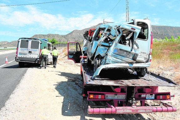 La Renault Kangoo siniestrada en la A-30 a la altura de Blanca, ayer, es retirada por una grúa. 