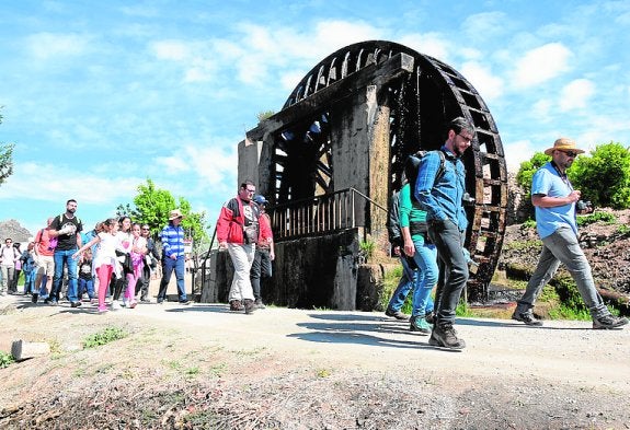'Expedicionarios', ante la Noria de la Hoya de Don García.