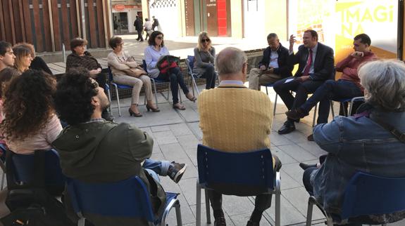 José Guillén mantiene una reunión con vecinos del barrio de Santa Eulalia.