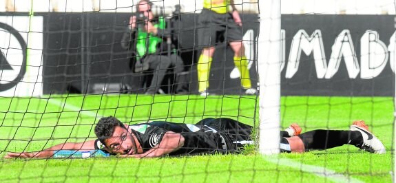 Arturo, en el suelo, tras fallar una ocasión en el partido del domingo ante el Jumilla. 