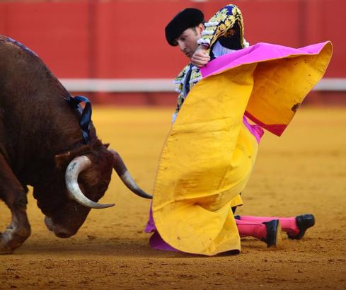 Un momento de la faena de El Fandi, este miércoles, en Sevilla.