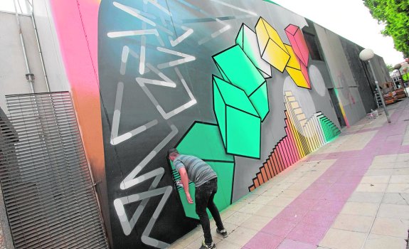 Dos grafitis de 30 metros cuadrados decoran la calle junto a la Federación del Metal.