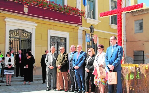 Los homenajeados junto al alcalde, Pascual Lucas (c).
