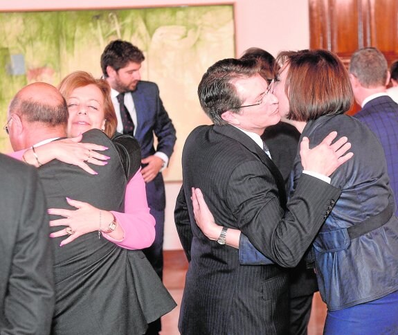 Isabel Sánchez-Mora se abraza a Andrés Carrillo, y Jódar saluda a Encarna Guillén.