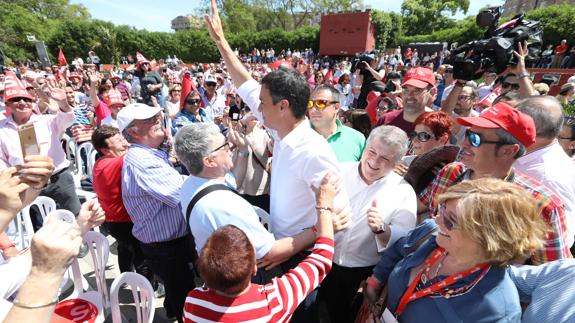 Pedro Sánchez saluda a los asistentes al mitín en Murcia.