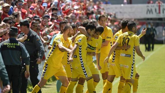 Los jugadores granas celebran la victoria en La Roda. 