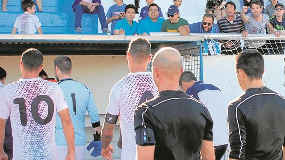 Los jugadores del Jumilla se retiran a los vestuarios a la conclusión del partido.