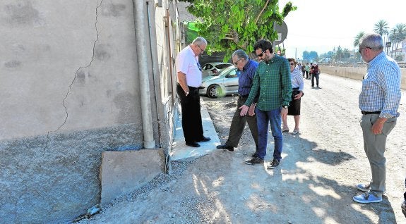 Juan Fernández, vecino de la calle Orilla de la Vía, señala con el pie el punto donde irá el muro del AVE, a solo 80 cm de su casa. 
