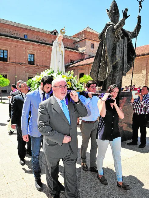 Mendoza portando ayer en hombros a la Virgen. 