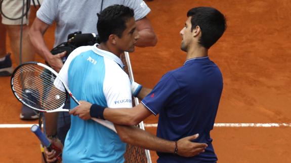 Nico Almagro y Novak Djokovic saludándose tras el partido.