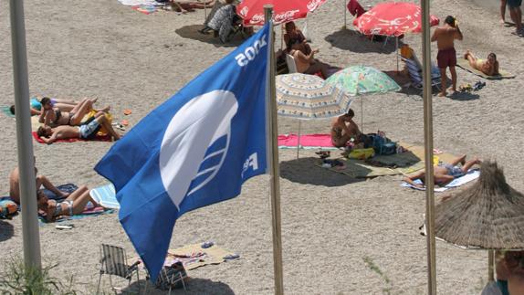 Una bandera azul ondea en una playa de la Región. 