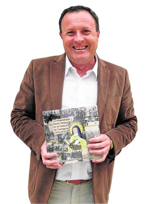 Francisco José Franco, con un ejemplar de su obra.