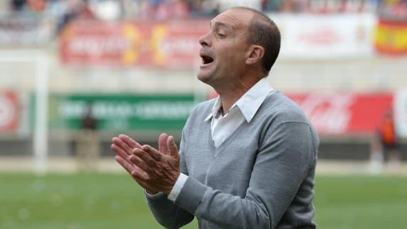 Vicente Mir, animando al Real Murcia durante un partido.