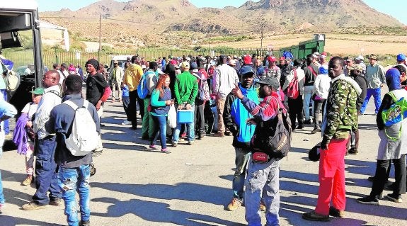 Los jornaleros, ayer, antes de abandonar las instalaciones de la empresa Perichán, en Mazarrón. 