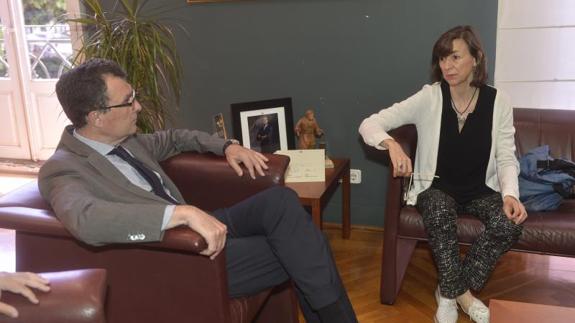 El alcalde de Murcia, José Ballesta, con la directora de la Fundación Telefónica, Laura Fernández-Orgaz. 
