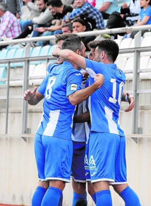 Los jugadores del Lorca celebran un gol en el Artés. 