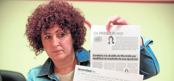La alcaldesa de Moratalla, Candi Marín, enseña varias noticias publicadas por 'La Verdad' sobre los fallos judiciales, ayer.