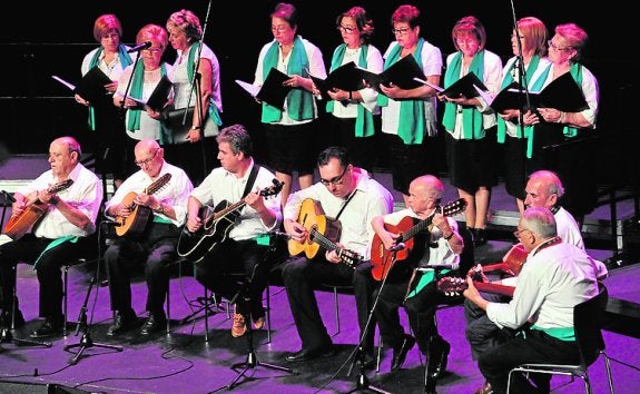 Uno de los grupos que actuó en el Teatro Circo.