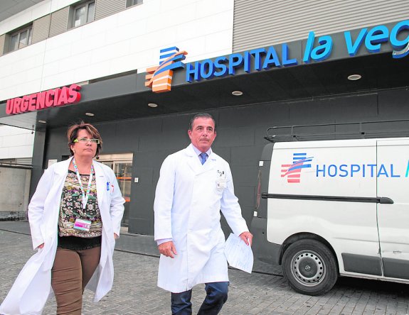 El director del Hospital de La Vega, Pedro Mateo, se dirige, con la jefa de Enfermería, a dar parte de los agricultores atendidos.