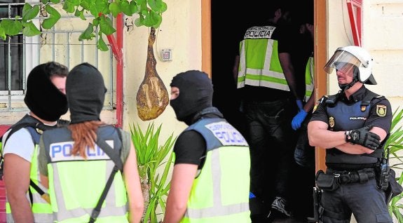 Policías, durante la redada realizada en abril de 2015. 