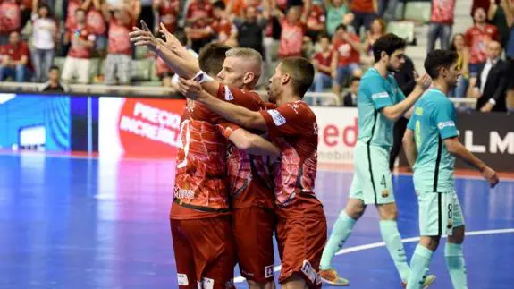 Miguelín celebra el gol con Campos y Bebe. 