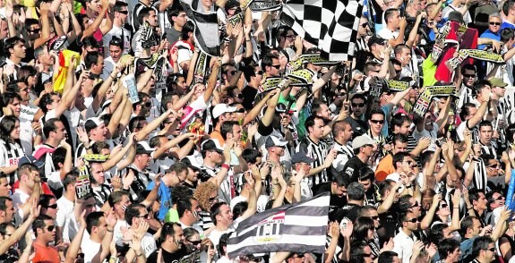 Aficionados del Cartagena animando a su equipo desde un fondo de El Collao, el 24 de mayo de 2009.