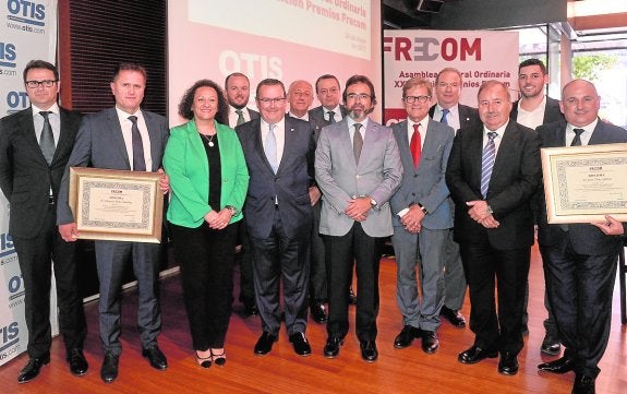 Los premiados. Ramiro Cañete, de Pórfidos del Mediterráneo, premio a la Gestión Medioambiental; Silvestre Pérez Sánchez, premio a la Dedicación Empresarial; Yolanda Muñoz, Diego Fernández, Luis Fernández Mula, Roque Ortiz, José María Albarracín, Pedro Rivera, Antonio Mármol, presidente del Colegio de Aparejadores, premio Frecom 2017 'Paleta de Oro'; Fulgencio Belando, Fernando Berberena, mención especial del jurado, y, en último lugar a la derecha, Jerónimo Díaz, que recogió el premio a la Dedicación Empresarial concedido a José Díaz García a título póstumo. 