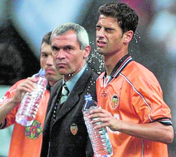 Pasado ché. Gerard, junto a Cúper e Ilie, en la final de la Champions que jugó con el Valencia. 