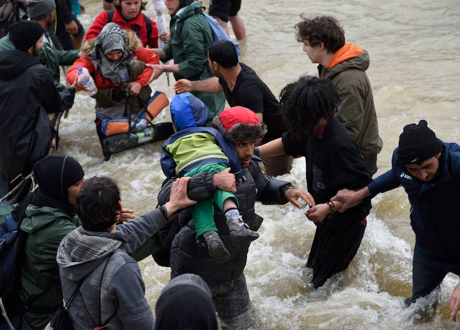 Un millar refugiados logra cruzar de Grecia a Macedonia