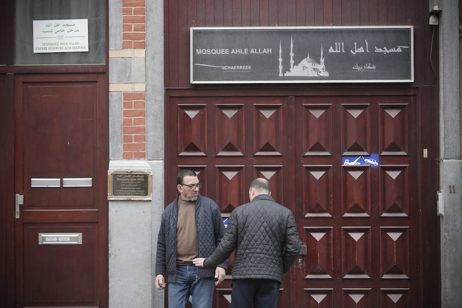 Scharbeek vuelve a la normalidad. Vecinos del barrio de Scharbeek.