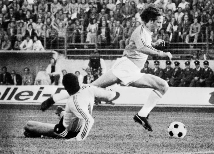 Johan Cruyff regatea al portero de la selección argentina Daniel Carnevali, en los cuartos de final del Mundial de 1974.