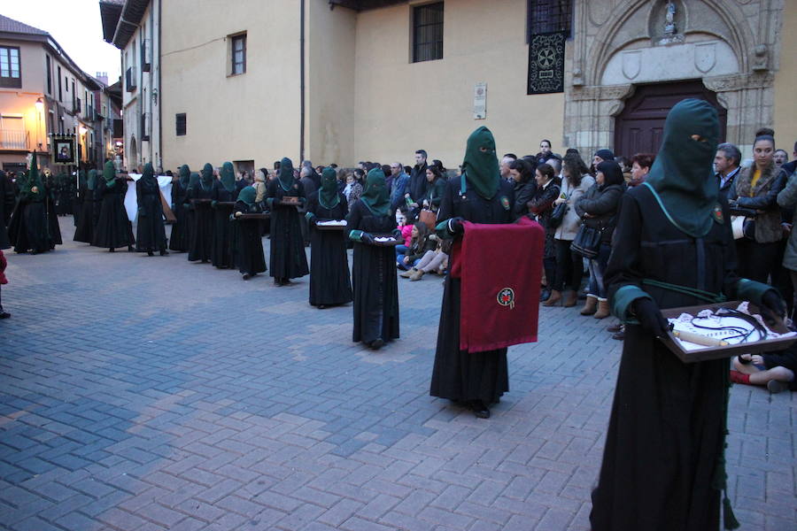 Procesión María al pie de la cruz