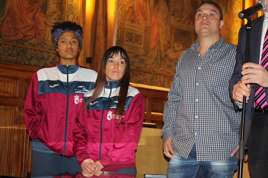 La Diputación recibe a la selección de Lucha Leonesa