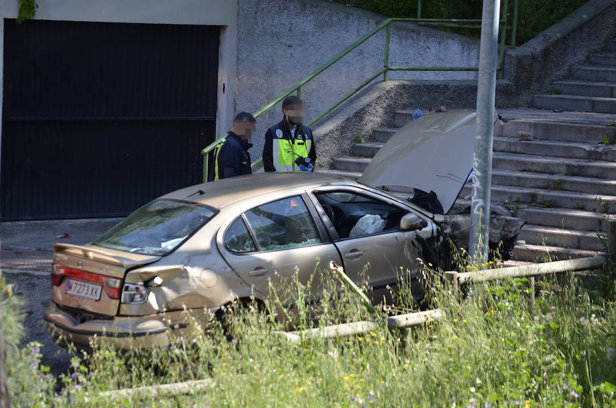 Muere tras caer el coche en el que iba por unas escaleras