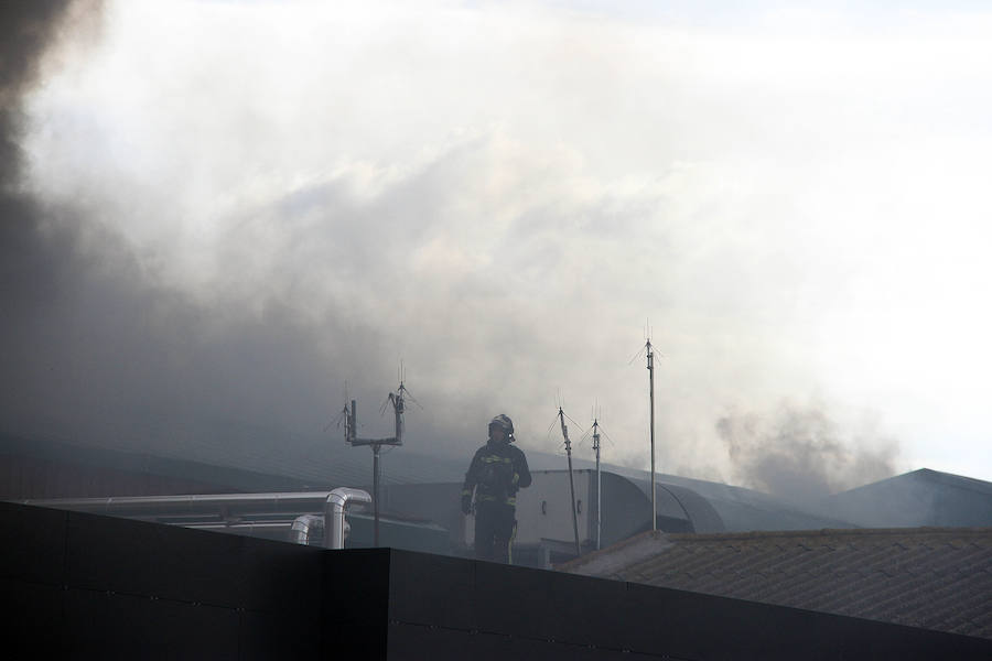 Aparatoso incendio en Embutidos Rodríguez