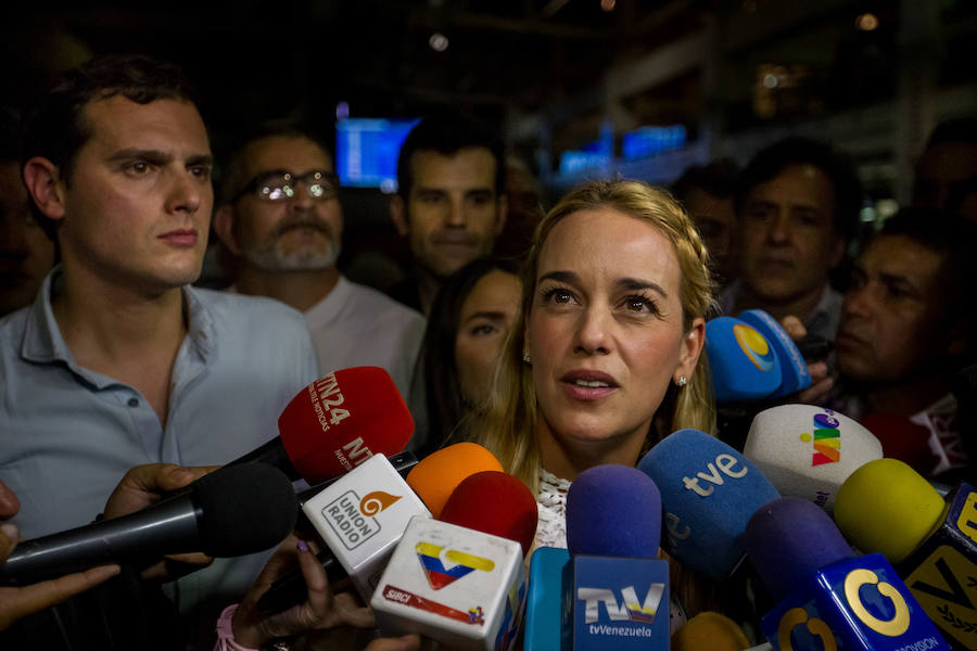 Lilian Tintori habla con los medios en presencia de Rivera.