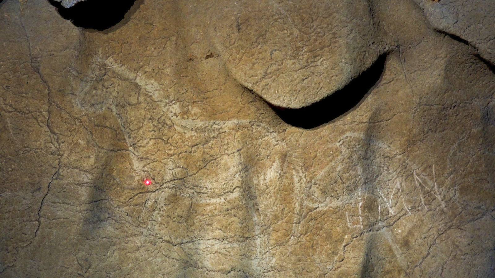 Histórico hallazgo en la cueva de Atxurra, en Berriatua