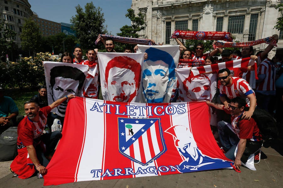 Las mejores imágenes de las aficiones del Real Madrid y Atlético de Madrid en Milán