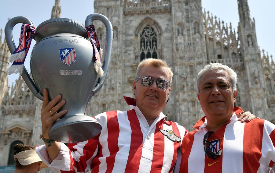 Las mejores imágenes de las aficiones del Real Madrid y Atlético de Madrid en Milán