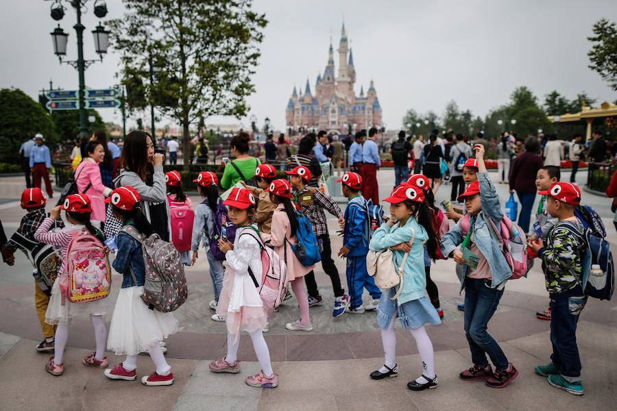 Un grupo de niños durante su visita al nuevo Disneyland en Shanghái.