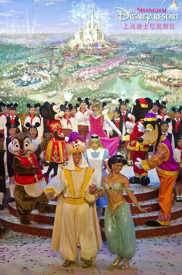 Aladdín y Jasmine rodeados de otros personajes Disney en la actuación de apertura del nuevo parque temático de Disney en Shanghái.