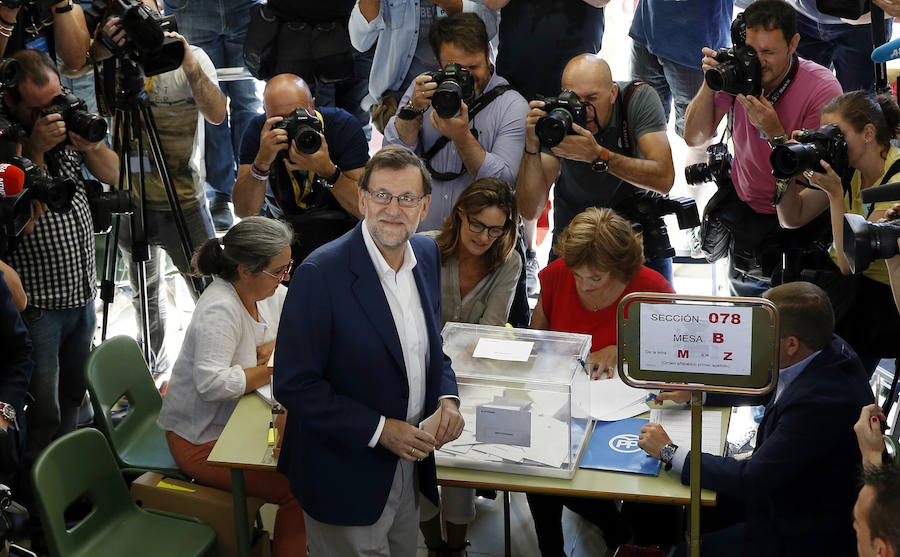 Mariano Rajoy vota en el colegio Bernadette del distrito madrileño Moncloa-Aravaca.