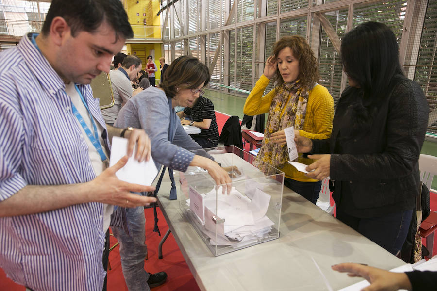 Recuento de votos de una mesa electoral.