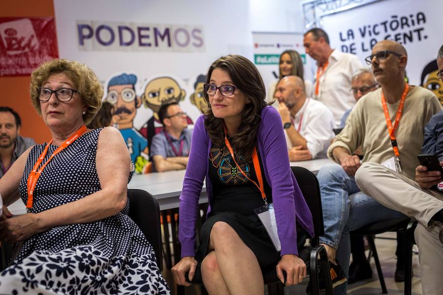 La líder de Compromís, Mónica Oltra (c), junto a miembros de la coalición, siguen el escrutinio de las elecciones generales .