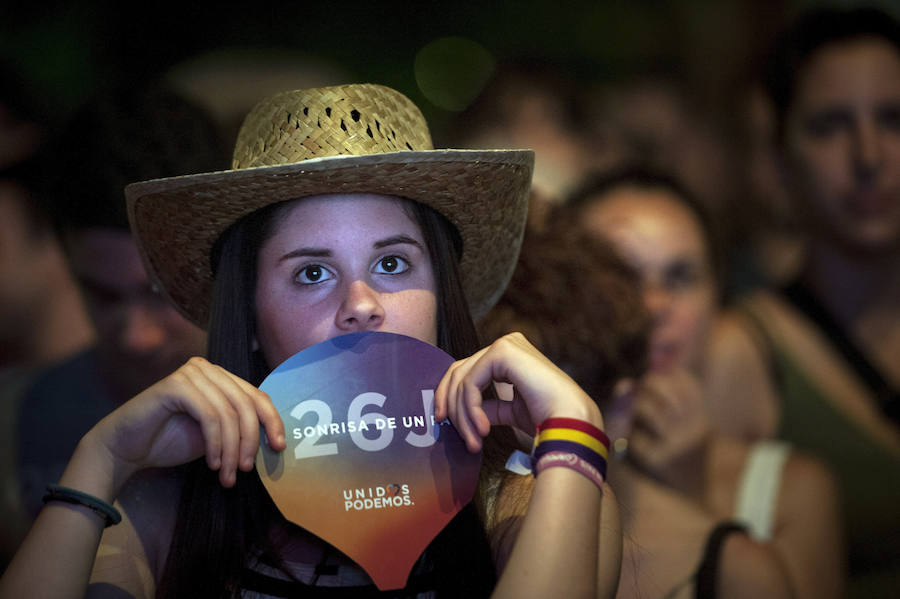 Una simpatizante de Unidos Podemos tras conocer los primeros resultados de las elecciones generales.